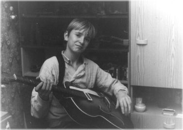 Im Marzahner Kinderzimmer mit Papis Gitarre! (um 1987)