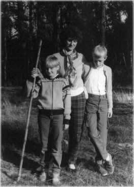 Wanderung - mit Mami und Schwester! (um 1984)