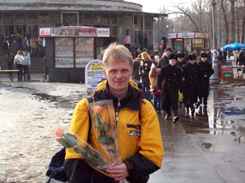 Bild 02 : Ankunft an der Metrostation 'Gorkovskaja' und eine Rose zum Frauentag fr die Oma.