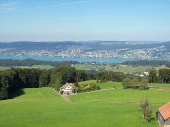 Bild 17 : Nach ein paar Stunden Schlaf geht es weiter nach Luzern. Hier noch ein vertrumter Blick zurck auf den Zrichsee!