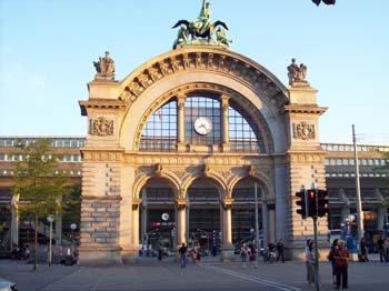 Bild 21 : Das ist der Hauptbahnhof von Luzern, wo man im Coop-Discounter auch Sonntags noch Futter kaufen kann!