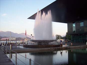 Bild 22 : Und hier sind wir vor dem Kultur- und Kongresszentrum Luzern (KKL).