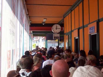 Bild 27 : Endlich in Alpnachstadt angekommen, mssen wir - trotz vordrngeln :-) - ne ganze Stunde auf die Zahnradbahn warten.